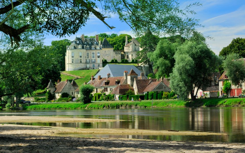 Apremont-sur-Allier : parc floral, village et où dormir